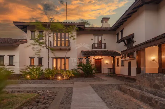 Residencia de Lujo en Hacienda Pinilla con Arquitectura Colonial Española y Estilo de Vida Resort