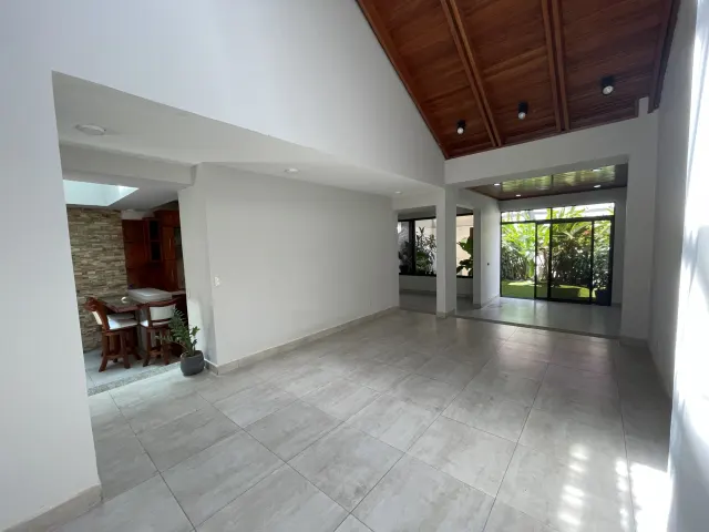 Detached House in Escazú, Trejos Montealegre: For Sale or Rent