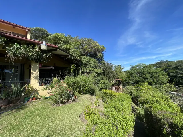 Casa de un Nivel con Vistas y Jardines Santa Ana, Alto Las Palomas