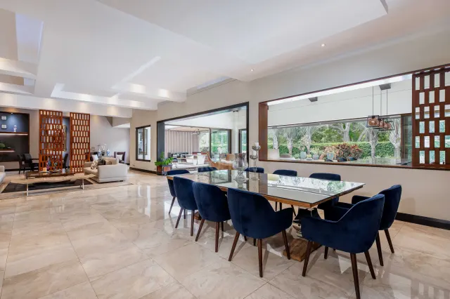 La Hacienda Cosmopolitan Chic – Exclusiva Residencia de Lujo de Una Planta en Santa Ana