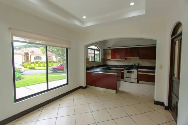 Casa en alquiler o venta en lujoso condominio Bosques de Lindora ALQUILADA
