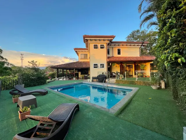Casa en condominio Brasil de Santa Ana, con piscina propia