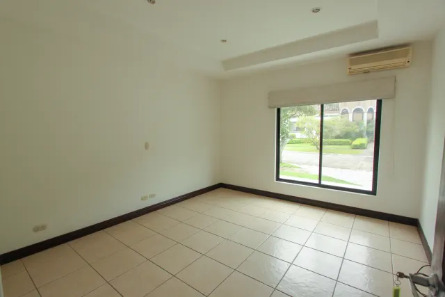 Casa en alquiler o venta en lujoso condominio Bosques de Lindora ALQUILADA