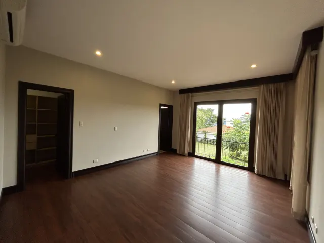 Se vende amplia casa en Condominio Villa Real
