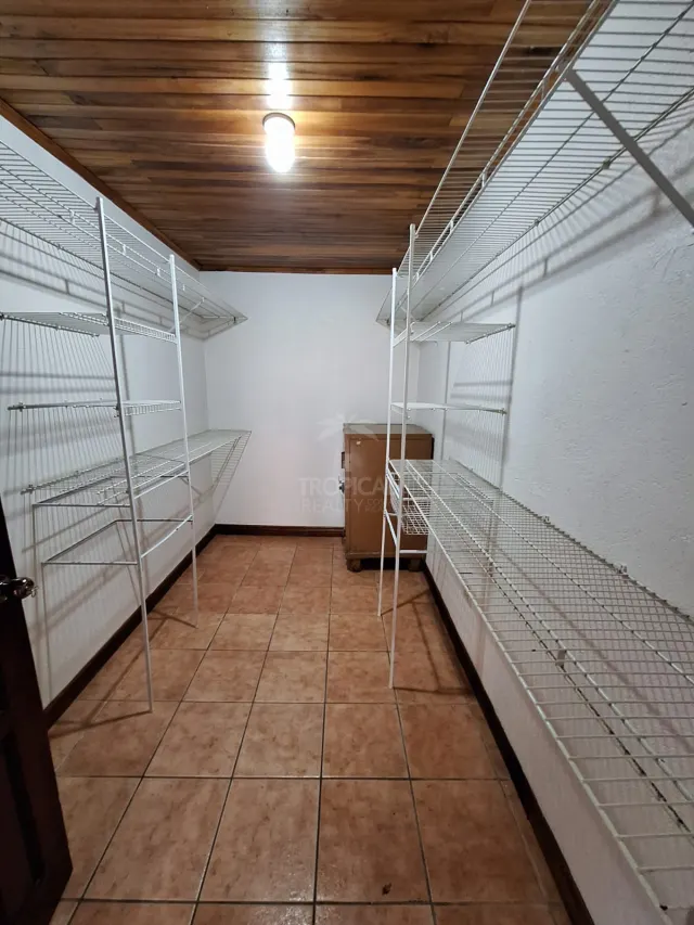 Amplia Casa en Alquiler con Uso Residencial o Profesional en San Rafael de Santa Ana