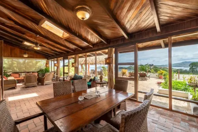 Villa Exclusiva de 2 Habitaciones con Vistas Panorámicas al Océano en la Cima del Acantilado.