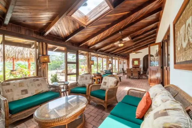Villa Exclusiva de 2 Habitaciones con Vistas Panorámicas al Océano en la Cima del Acantilado.
