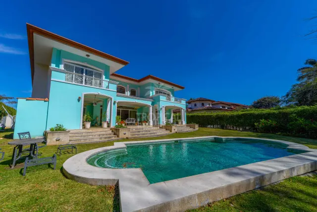 Lujosa Residencia Frente al Campo de Golf en Venta en Valle del Sol, Santa Ana