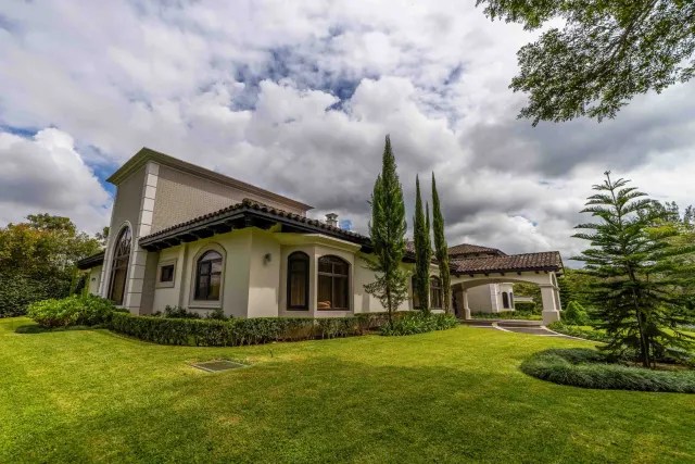 Lujosa casa colonial en venta en la exclusiva comunidad Monteran, Curridabat
