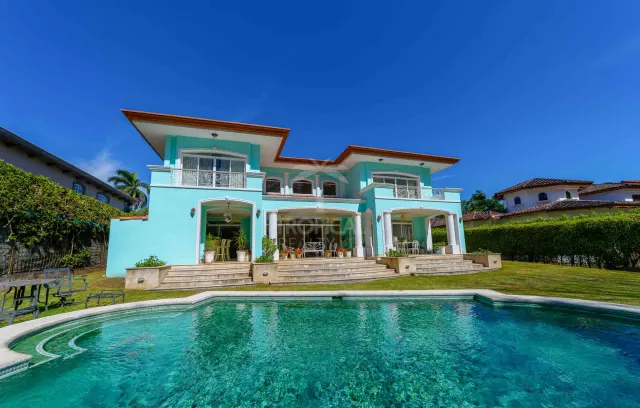Lujosa Residencia Frente al Campo de Golf en Venta en Valle del Sol, Santa Ana