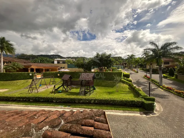 Espacioso Townhouse de 4 Habitaciones en Condominio Villas de Valencia, Escazú