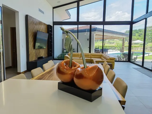 Casa de Playa de Lujo en Venta en Reserva Conchal, Guanacaste – 4 Habitaciones, Piscina, Jacuzzi y Vista al Campo de Golf