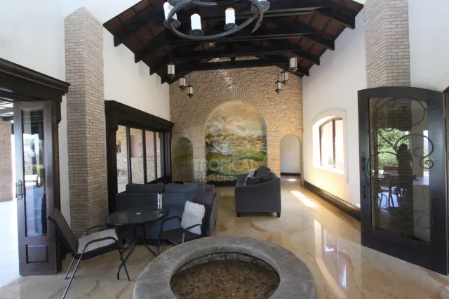 Residencia de Lujo en La Guácima con Bosque Privado y Vistas Panorámicas