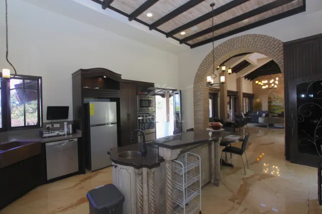 Residencia de Lujo en La Guácima con Bosque Privado y Vistas Panorámicas