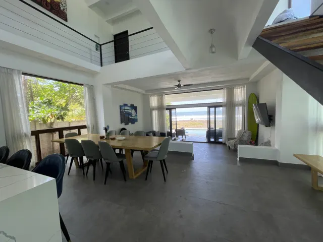 Casa Frente al Mar con Piscina en Playa Tivives – 4 Habitaciones + 2 Apartamentos | $595,000