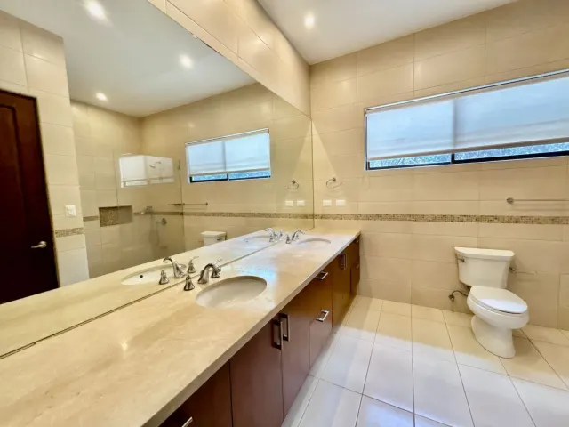 Encantadora Casa en Condominio en Lindora, Santa Ana
