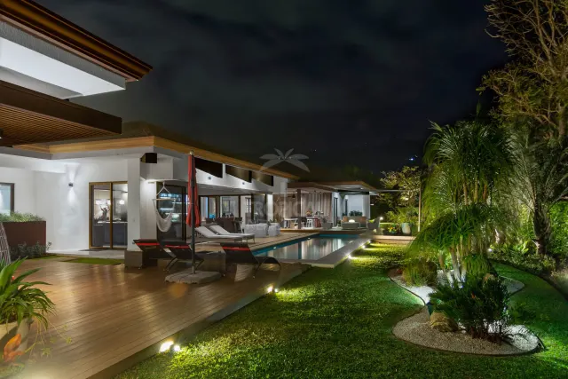 La Hacienda Cosmopolitan Chic – Exclusiva Residencia de Lujo de Una Planta en Santa Ana