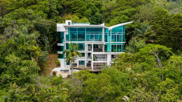 Residencia Contemporánea de Lujo en Venta en Piedades de Santa Ana con Vistas Espectaculares al Valle