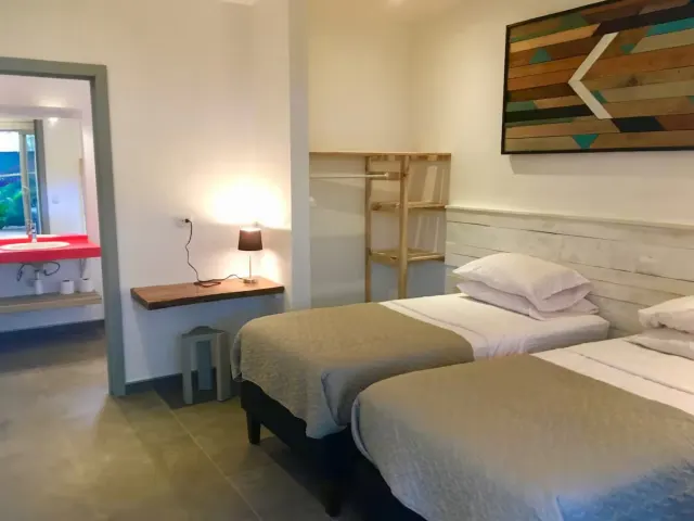 En Venta: Propiedad de Inversión Llave en Mano con 6 Lodges en Surfside Potrero