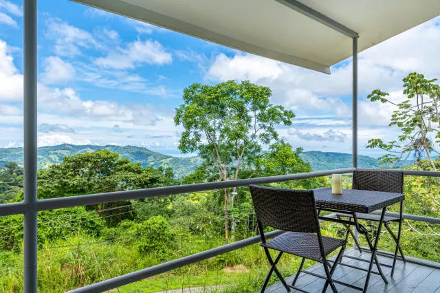 Hotel Boutique con Vista al Océano en Dominical – 13 Unidades en 1 Hectárea