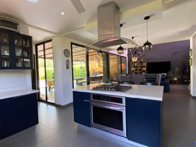 Moderna Casa con Piscina Privada en Hacienda Los Reyes