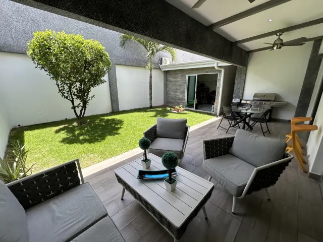 Se Vende Casa Contemporánea en Condominio en Santa Ana