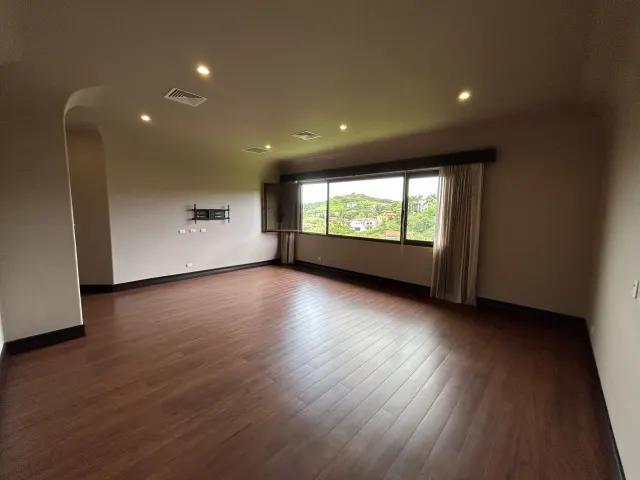 Se vende amplia casa en Condominio Villa Real