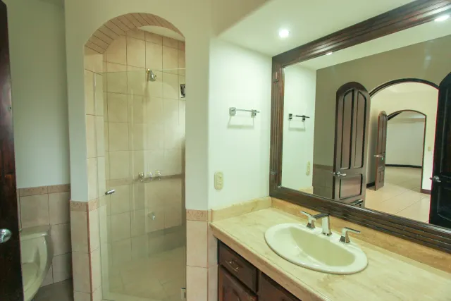 Casa en alquiler o venta en lujoso condominio Bosques de Lindora ALQUILADA