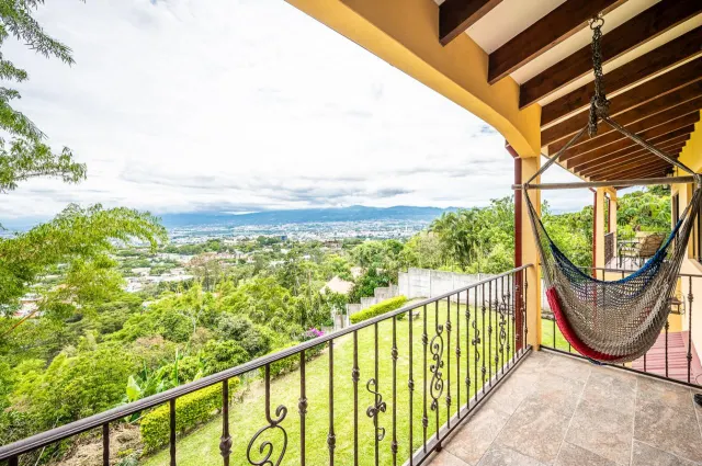 Escazu propiedad con casa y 2 apartamentos
