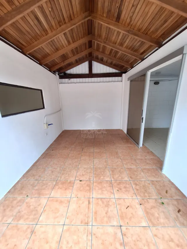 Amplia Casa en Alquiler con Uso Residencial o Profesional en San Rafael de Santa Ana