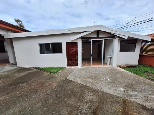 Amplia Casa en Alquiler con Uso Residencial o Profesional en San Rafael de Santa Ana