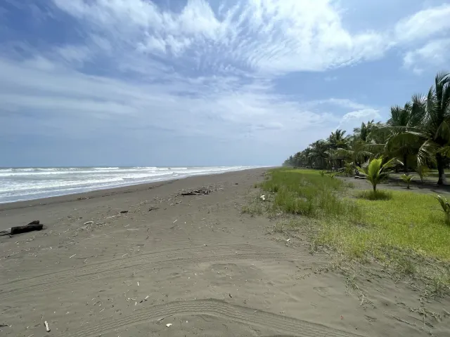 Casa de Playa Moderna en Venta Cerca de Playa Palma, Parrita