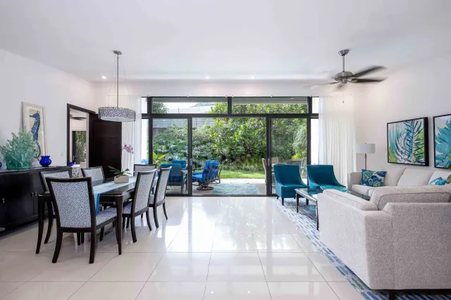 Casa Bougainvillea – Residencia de Lujo de Una Planta en Santa Ana con Amplio Jardín Privado