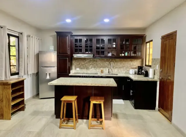 Townhome Renovado en Venta en Tamarindo – A Pasos de la Playa y con Excelente Potencial de Inversión