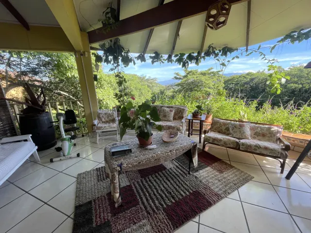 Casa de un Nivel con Vistas y Jardines Santa Ana, Alto Las Palomas