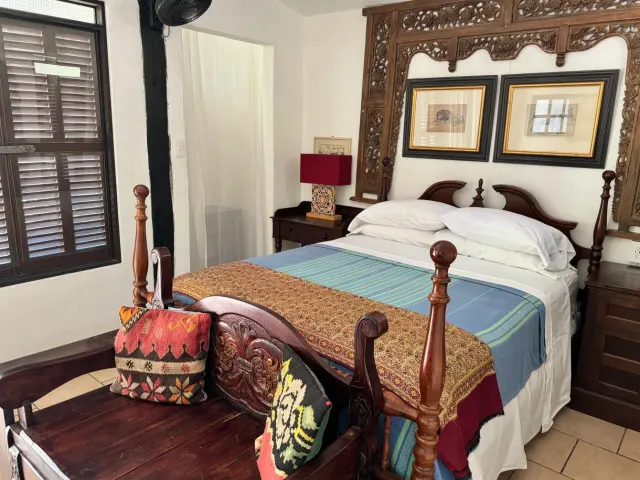 Casa y apartamentos frente a la playa en venta en Tivives