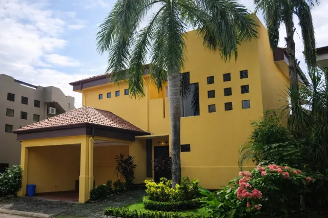 Villa de Lujo Frente al Mar en Playa Hermosa – Puntarenas
