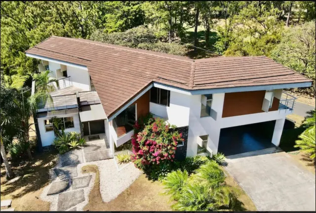 Encantadora residencia de dos pisos en Los Reyes La Guacima