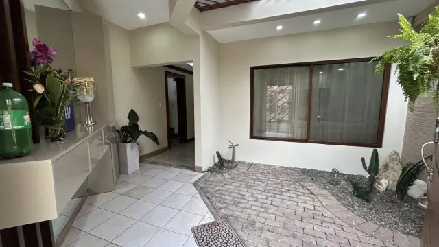 Casa en Venta en Rohrmoser, Pavas – Amplios Espacios y Terraza Privada