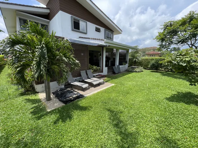 Hermosa Casa en Venta en Condominio - Hacienda Los Reyes