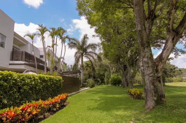 Refugio Moderno en Campo de Golf: Espectacular Casa en Valle del Sol, Santa Ana