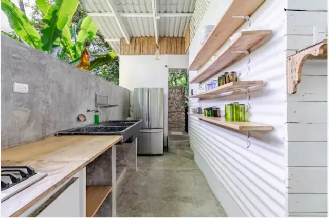 Villa de Lujo con Vista al Océano en Santa Teresa – Privacidad, Naturaleza y Potencial de Inversión
