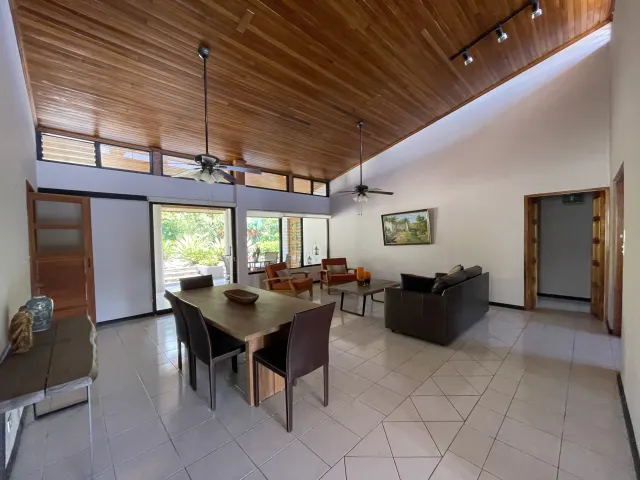 Para Venta Casa de una planta, con piscina