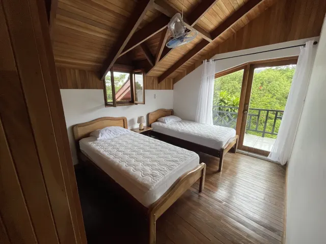 Propiedad de 26 hectareas con canopy tour, caballos, dos casas y plataformas planas listas para construir casas