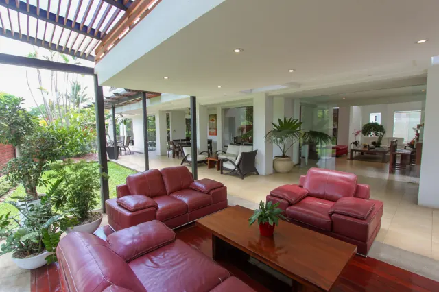 Refugio Moderno en Campo de Golf: Espectacular Casa en Valle del Sol, Santa Ana