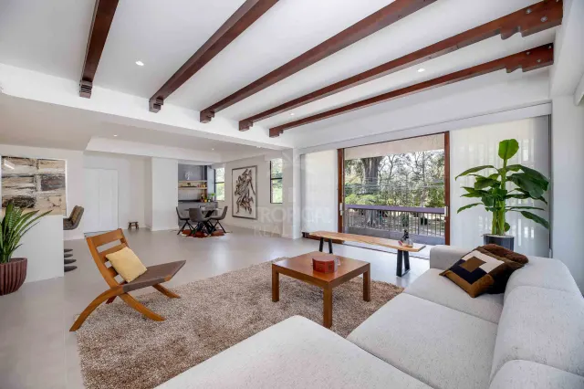 Apartamento de Lujo en Venta en Rohrmoser – Balcón Envolvente y Vista al Parque