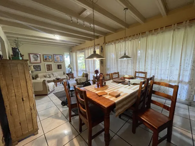 Casa de un Nivel con Vistas y Jardines Santa Ana, Alto Las Palomas