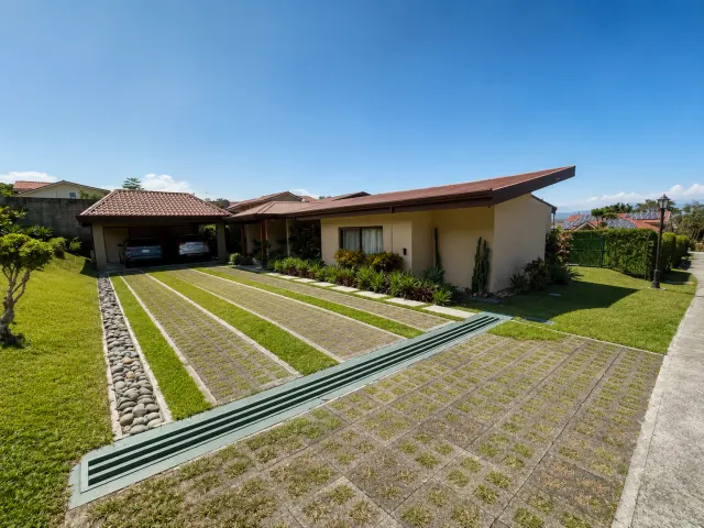 Casa de Una Planta en Venta en Piedades de Santa Ana – Amplio Terreno de 1,927 m² y Entorno Privado