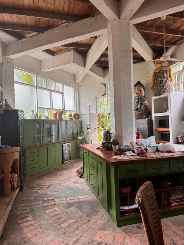 Casa y apartamentos frente a la playa en venta en Tivives