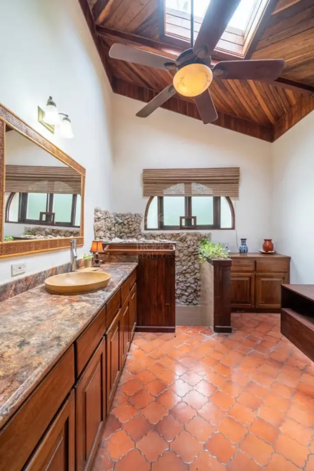 Villa Exclusiva de 2 Habitaciones con Vistas Panorámicas al Océano en la Cima del Acantilado.